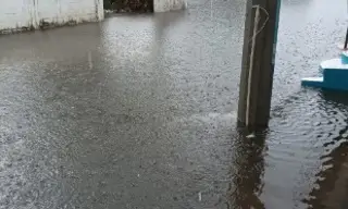 Imagen En 15 minutos de lluvia este miércoles, se inunda colonia de Boca del Río 