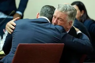 Imagen Entre lágrimas, Alec Baldwin sale de la Corte tras la desestimación del caso 'Rust'