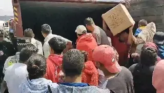 Imagen Vuelca tráiler en Edomex; pobladores rapiñan mercancía mientras conductor seguía prensado