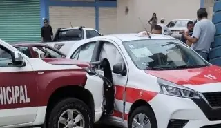 Imagen Se registra fuerte choque entre taxi y patrulla; reportan 2 heridos 