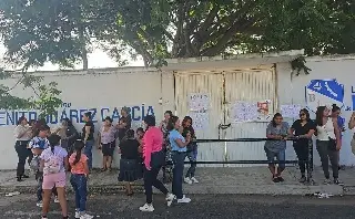 Imagen Toman escuela Benito Juárez en Veracruz, no permiten ingreso a la directora
