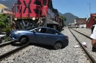 Imagen Se lo lleva el tren al intentar ganarle el paso en cruce ferroviario; hay 3 heridos 