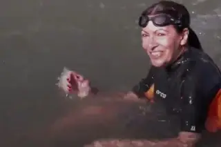 Imagen Alcaldesa de París nada en el Sena previo a Olimpiadas para demostrar que aguas son aptas (+Video)