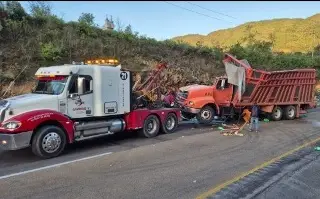 Imagen Muere conductor tras aparatosa volcadura de camión torton en autopista de Veracruz