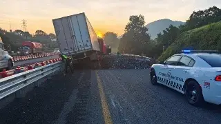Imagen Se registra fuerte accidente en autopista de Veracruz; hay daños materiales 