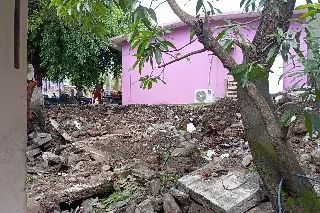 Imagen Cae barda de Telebachillerato de Tejería, daña vivienda de adultos mayores en Veracruz