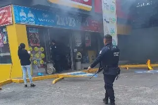 Imagen Atacan con bombas molotov tiendas de conveniencia