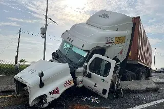 Imagen Fuerte accidente en autopista de Veracruz a la altura de Colinas de Santa Fe, hay cierre parcial 