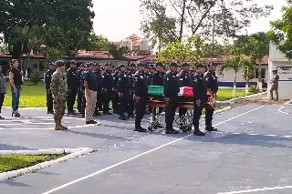 Imagen Rinden homenaje a mujer policía que murió en balacera en plaza comercial de Veracruz