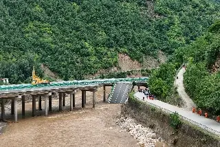 Imagen Colapsa puente en el centro de China; hay 12 muertos y 31 desaparecidos