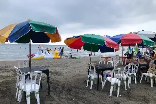 Imagen Turistas sorprendidos por cuánto cobran la renta de una sombrilla en playas de Veracruz