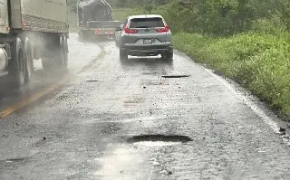 Imagen Automovilistas se quejan de la cantidad de baches en la carretera Cardel-Poza Rica