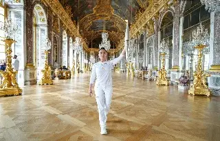 Imagen Salma Hayek porta la antorcha olímpica en el Palacio de Versalles (+Video)