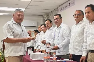 Imagen Entregan medallas a maestros por sus años de servicio en Veracruz