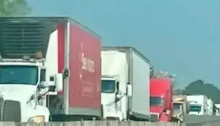 Imagen Reportan hasta 5 kilómetros de fila en autopista de Veracruz