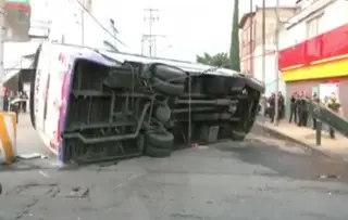 Imagen Reportan 40 lesionados por choque y volcadura de camión de transporte público