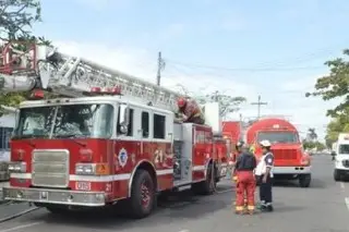 Imagen  Trabajadores de refresquera salvan a menor y señora en incendio; muere el perro