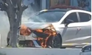 Imagen Se incendia carro en estacionamiento de compañía de celular en Boca del Río 