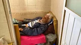 Imagen Don Alfonso tiene 101 años y necesita apoyo; vive en baños públicos en Xalapa 