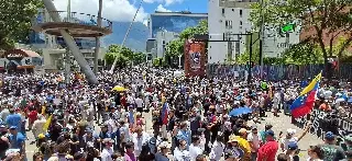 Imagen Al grito de 'libertad', reciben a María Corina Machado en protesta contra resultado de elecciones en Venezuela