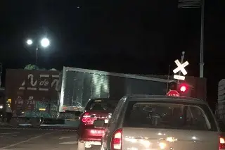 Imagen Tráiler intenta ganarle al tren cargado de jabones en Santa Fe