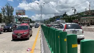 Imagen Bloquean normalistas la Autopista del Sol; vandalizan Secretaría de Educación 