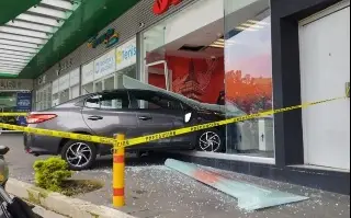 Imagen Adulto mayor pierde control y termina con todo y vehículo dentro de banco