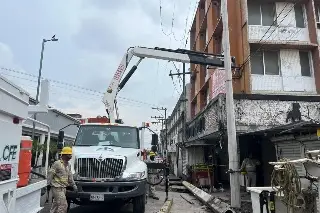 Imagen Reemplaza CFE poste de luz reportado en Veracruz 