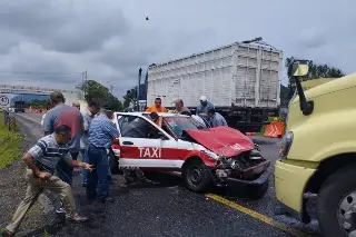 Imagen Mujer resulta severamente herida tras choque de taxi contra torton en autopista de Veracruz