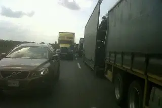 Imagen ¡Tome precauciones! Se registra fila de hasta 5 kilómetros en autopista de Veracruz