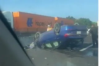 Imagen Fuerte volcadura de carro en autopista Veracruz-Cardel