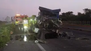 Imagen Fuerte accidente bloquea autopista a Cosamaloapan, Cosoleacaque y Coatzacoalcos