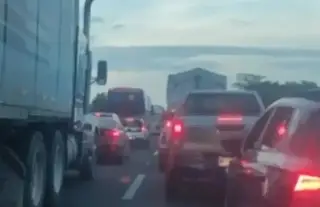 Imagen Reportan fila de 7 kilómetros en autopista de Veracruz