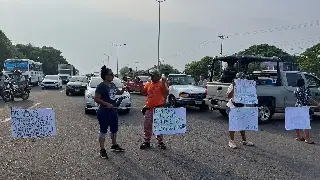 Imagen Bloquean ambos sentidos de la carretera a Antón Lizardo