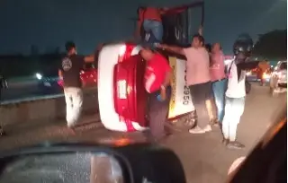 Imagen Se registra fuerte volcadura de taxi en avenida Fidel Velázquez, en Veracruz 