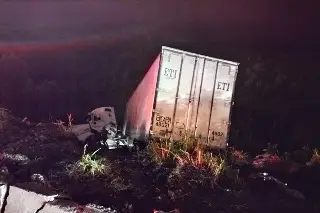 Imagen Tráiler cae a barranco en la autopista Orizaba - Puebla 