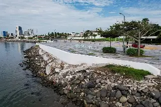 Imagen Rehabilitan muro de contención en Plaza de los Valores, en Boca del Río 