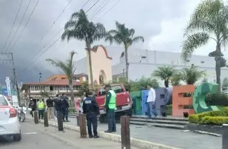 Imagen Pierde el control y choca contra letras turísticas; hay un lesionado 