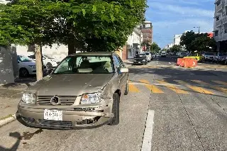 Imagen Se registra fuerte accidente automovilístico en colonia de Veracruz; hay un lesionado 