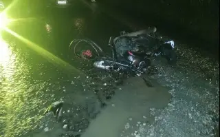 Imagen Joven muere y su madre se lesiona al caer su motocicleta a un bache 