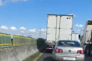 Imagen Cierre de circulación en carretera de Veracruz, tenga precaución 