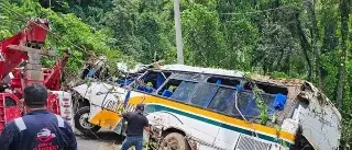 Imagen Continúan hospitalizados 8 heridos en accidente de camión que cayó a barranco 