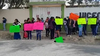 Imagen Telesecundaria de Villa Aldama no tiene maestros, padres cierran carretera Xalapa-Perote