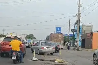 Imagen Reportan socavón en la carretera federal Veracruz-Xalapa, afecta la circulación 