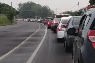 Imagen Caos vial en la Veracruz-Medellín, piden semáforo y abrir camino hacia la autopista