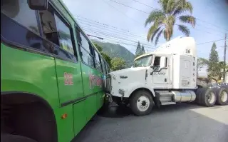 Imagen Un lesionado en choque de tráiler y autobús de pasaje en Río Blanco