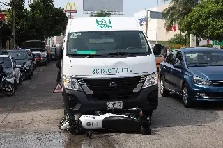 Imagen Moto y camioneta de velatorio impactan en Veracruz