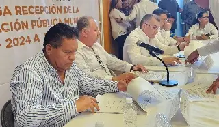 Imagen Escoltas de alcaldes entrante y saliente pelean a golpes en evento de entrega-recepción