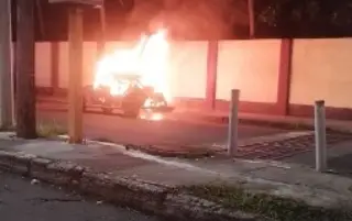 Imagen Se incendia Vocho en fraccionamiento de Boca del Río 