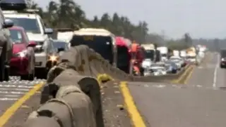 Imagen Caos vial en autopista de Veracruz; reportan hasta 8 kilómetros de fila 